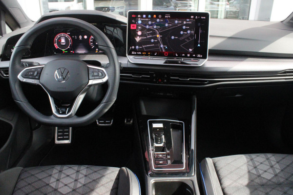 Volkswagen Golf 1.5 eTSI 150PK AUTOMAAT R-LINE EDITION 8.5! | NIEUW MODEL! | PANORAMISCH SCHUIF/KANTEL DAK | LICHTMETALEN VELGEN 18" "YORK" | 360˚ CAMERA | 3-ZONE AIRCONDITIONING INCL. AIRCARE | RIJASSISTENT PAKKET O.A. ADAPTIVE CRUISE CONTROL, LANE ASSIST, DODEHOEK DETECTIE | NAVIGATIE | HEAD UP DISPLAY | STOEL/STUUR VERWARMING | DESIGN PAKKET BLACK STYLE MET LED MATRIX KOPLAMPEN |
