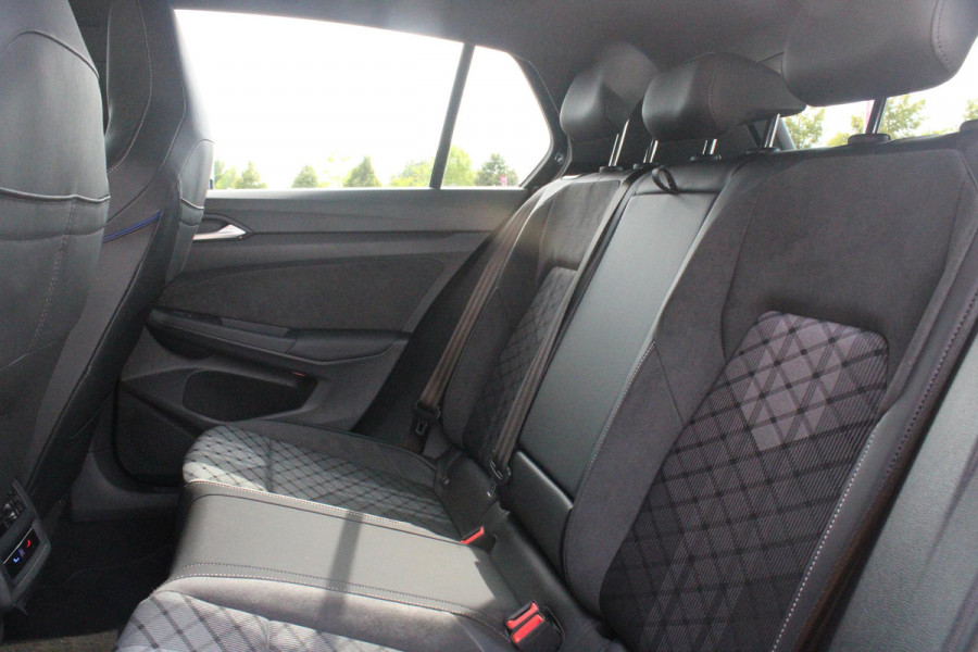 Volkswagen Golf 1.5 eTSI 150PK AUTOMAAT R-LINE EDITION 8.5! | NIEUW MODEL! | PANORAMISCH SCHUIF/KANTEL DAK | LICHTMETALEN VELGEN 18" "YORK" | 360˚ CAMERA | 3-ZONE AIRCONDITIONING INCL. AIRCARE | RIJASSISTENT PAKKET O.A. ADAPTIVE CRUISE CONTROL, LANE ASSIST, DODEHOEK DETECTIE | NAVIGATIE | HEAD UP DISPLAY | STOEL/STUUR VERWARMING | DESIGN PAKKET BLACK STYLE MET LED MATRIX KOPLAMPEN |