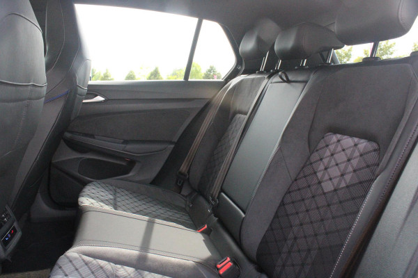 Volkswagen Golf 1.5 eTSI 150PK AUTOMAAT R-LINE EDITION 8.5! | NIEUW MODEL! | PANORAMISCH SCHUIF/KANTEL DAK | LICHTMETALEN VELGEN 18" "YORK" | 360˚ CAMERA | 3-ZONE AIRCONDITIONING INCL. AIRCARE | RIJASSISTENT PAKKET O.A. ADAPTIVE CRUISE CONTROL, LANE ASSIST, DODEHOEK DETECTIE | NAVIGATIE | HEAD UP DISPLAY | STOEL/STUUR VERWARMING | DESIGN PAKKET BLACK STYLE MET LED MATRIX KOPLAMPEN |