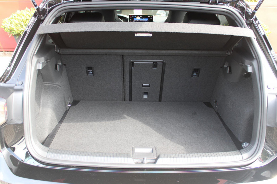 Volkswagen Golf 1.5 eTSI 150PK AUTOMAAT R-LINE EDITION 8.5! | NIEUW MODEL! | PANORAMISCH SCHUIF/KANTEL DAK | LICHTMETALEN VELGEN 18" "YORK" | 360˚ CAMERA | 3-ZONE AIRCONDITIONING INCL. AIRCARE | RIJASSISTENT PAKKET O.A. ADAPTIVE CRUISE CONTROL, LANE ASSIST, DODEHOEK DETECTIE | NAVIGATIE | HEAD UP DISPLAY | STOEL/STUUR VERWARMING | DESIGN PAKKET BLACK STYLE MET LED MATRIX KOPLAMPEN |