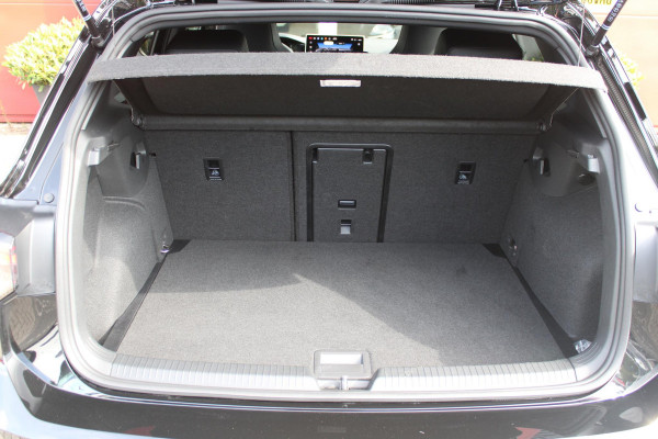 Volkswagen Golf 1.5 eTSI 150PK AUTOMAAT R-LINE EDITION 8.5! | NIEUW MODEL! | PANORAMISCH SCHUIF/KANTEL DAK | LICHTMETALEN VELGEN 18" "YORK" | 360˚ CAMERA | 3-ZONE AIRCONDITIONING INCL. AIRCARE | RIJASSISTENT PAKKET O.A. ADAPTIVE CRUISE CONTROL, LANE ASSIST, DODEHOEK DETECTIE | NAVIGATIE | HEAD UP DISPLAY | STOEL/STUUR VERWARMING | DESIGN PAKKET BLACK STYLE MET LED MATRIX KOPLAMPEN |