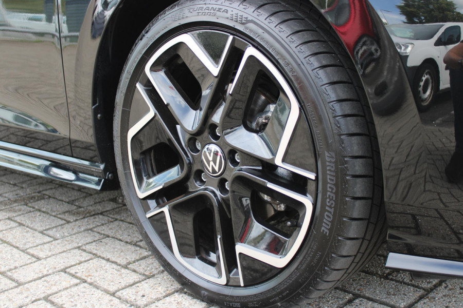 Volkswagen Golf 1.5 eTSI 150PK AUTOMAAT R-LINE EDITION 8.5! | NIEUW MODEL! | PANORAMISCH SCHUIF/KANTEL DAK | LICHTMETALEN VELGEN 18" "YORK" | 360˚ CAMERA | 3-ZONE AIRCONDITIONING INCL. AIRCARE | RIJASSISTENT PAKKET O.A. ADAPTIVE CRUISE CONTROL, LANE ASSIST, DODEHOEK DETECTIE | NAVIGATIE | HEAD UP DISPLAY | STOEL/STUUR VERWARMING | DESIGN PAKKET BLACK STYLE MET LED MATRIX KOPLAMPEN |
