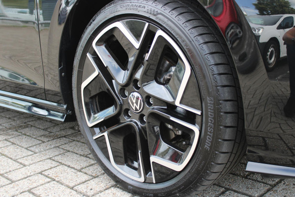 Volkswagen Golf 1.5 eTSI 150PK AUTOMAAT R-LINE EDITION 8.5! | NIEUW MODEL! | PANORAMISCH SCHUIF/KANTEL DAK | LICHTMETALEN VELGEN 18" "YORK" | 360˚ CAMERA | 3-ZONE AIRCONDITIONING INCL. AIRCARE | RIJASSISTENT PAKKET O.A. ADAPTIVE CRUISE CONTROL, LANE ASSIST, DODEHOEK DETECTIE | NAVIGATIE | HEAD UP DISPLAY | STOEL/STUUR VERWARMING | DESIGN PAKKET BLACK STYLE MET LED MATRIX KOPLAMPEN |