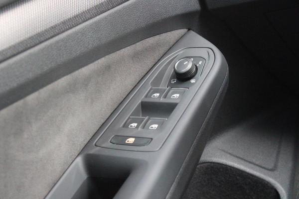 Volkswagen Golf 1.5 eTSI 150PK AUTOMAAT R-LINE EDITION 8.5! | NIEUW MODEL! | PANORAMISCH SCHUIF/KANTEL DAK | LICHTMETALEN VELGEN 18" "YORK" | 360˚ CAMERA | 3-ZONE AIRCONDITIONING INCL. AIRCARE | RIJASSISTENT PAKKET O.A. ADAPTIVE CRUISE CONTROL, LANE ASSIST, DODEHOEK DETECTIE | NAVIGATIE | HEAD UP DISPLAY | STOEL/STUUR VERWARMING | DESIGN PAKKET BLACK STYLE MET LED MATRIX KOPLAMPEN |