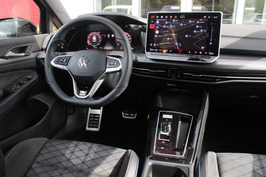 Volkswagen Golf 1.5 eTSI 150PK AUTOMAAT R-LINE EDITION 8.5! | NIEUW MODEL! | PANORAMISCH SCHUIF/KANTEL DAK | LICHTMETALEN VELGEN 18" "YORK" | 360˚ CAMERA | 3-ZONE AIRCONDITIONING INCL. AIRCARE | RIJASSISTENT PAKKET O.A. ADAPTIVE CRUISE CONTROL, LANE ASSIST, DODEHOEK DETECTIE | NAVIGATIE | HEAD UP DISPLAY | STOEL/STUUR VERWARMING | DESIGN PAKKET BLACK STYLE MET LED MATRIX KOPLAMPEN |