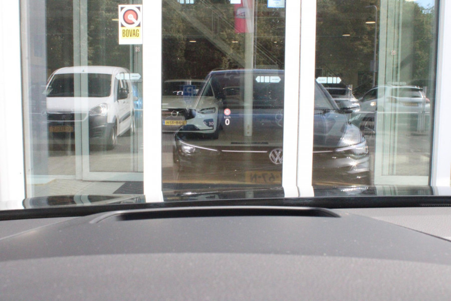 Volkswagen Golf 1.5 eTSI 150PK AUTOMAAT R-LINE EDITION 8.5! | NIEUW MODEL! | PANORAMISCH SCHUIF/KANTEL DAK | LICHTMETALEN VELGEN 18" "YORK" | 360˚ CAMERA | 3-ZONE AIRCONDITIONING INCL. AIRCARE | RIJASSISTENT PAKKET O.A. ADAPTIVE CRUISE CONTROL, LANE ASSIST, DODEHOEK DETECTIE | NAVIGATIE | HEAD UP DISPLAY | STOEL/STUUR VERWARMING | DESIGN PAKKET BLACK STYLE MET LED MATRIX KOPLAMPEN |