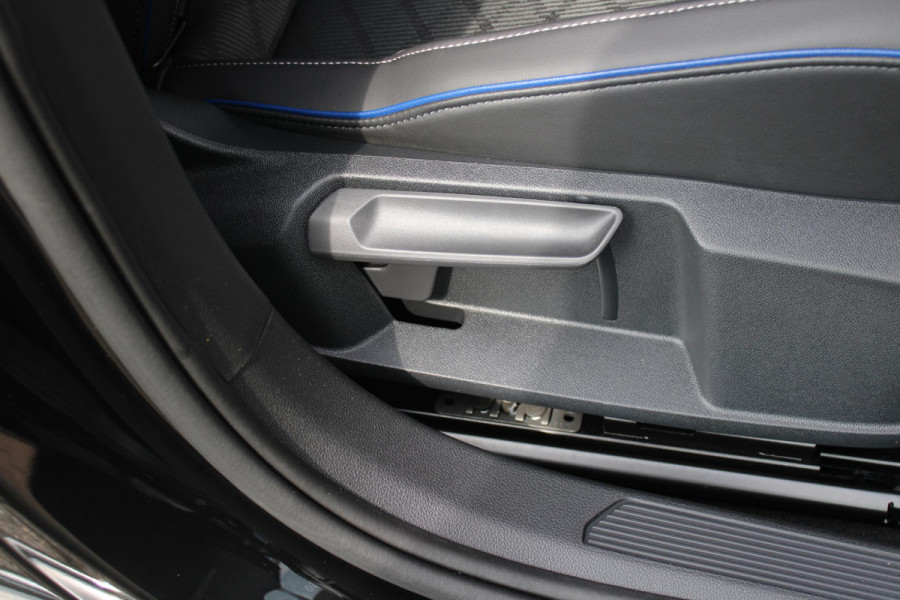 Volkswagen Golf 1.5 eTSI 150PK AUTOMAAT R-LINE EDITION 8.5! | NIEUW MODEL! | PANORAMISCH SCHUIF/KANTEL DAK | LICHTMETALEN VELGEN 18" "YORK" | 360˚ CAMERA | 3-ZONE AIRCONDITIONING INCL. AIRCARE | RIJASSISTENT PAKKET O.A. ADAPTIVE CRUISE CONTROL, LANE ASSIST, DODEHOEK DETECTIE | NAVIGATIE | HEAD UP DISPLAY | STOEL/STUUR VERWARMING | DESIGN PAKKET BLACK STYLE MET LED MATRIX KOPLAMPEN |