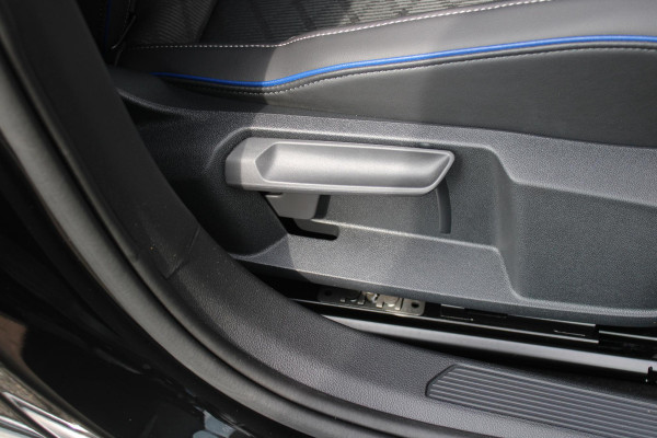 Volkswagen Golf 1.5 eTSI 150PK AUTOMAAT R-LINE EDITION 8.5! | NIEUW MODEL! | PANORAMISCH SCHUIF/KANTEL DAK | LICHTMETALEN VELGEN 18" "YORK" | 360˚ CAMERA | 3-ZONE AIRCONDITIONING INCL. AIRCARE | RIJASSISTENT PAKKET O.A. ADAPTIVE CRUISE CONTROL, LANE ASSIST, DODEHOEK DETECTIE | NAVIGATIE | HEAD UP DISPLAY | STOEL/STUUR VERWARMING | DESIGN PAKKET BLACK STYLE MET LED MATRIX KOPLAMPEN |