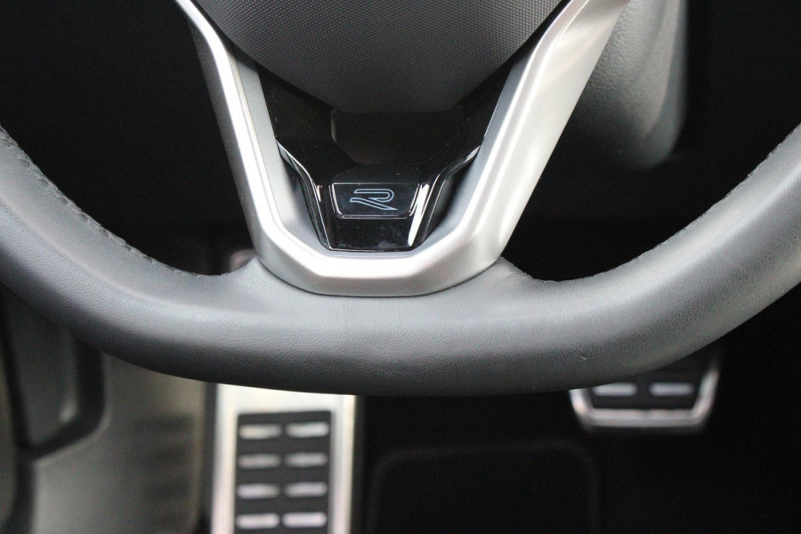 Volkswagen Golf 1.5 eTSI 150PK AUTOMAAT R-LINE EDITION 8.5! | NIEUW MODEL! | PANORAMISCH SCHUIF/KANTEL DAK | LICHTMETALEN VELGEN 18" "YORK" | 360˚ CAMERA | 3-ZONE AIRCONDITIONING INCL. AIRCARE | RIJASSISTENT PAKKET O.A. ADAPTIVE CRUISE CONTROL, LANE ASSIST, DODEHOEK DETECTIE | NAVIGATIE | HEAD UP DISPLAY | STOEL/STUUR VERWARMING | DESIGN PAKKET BLACK STYLE MET LED MATRIX KOPLAMPEN |