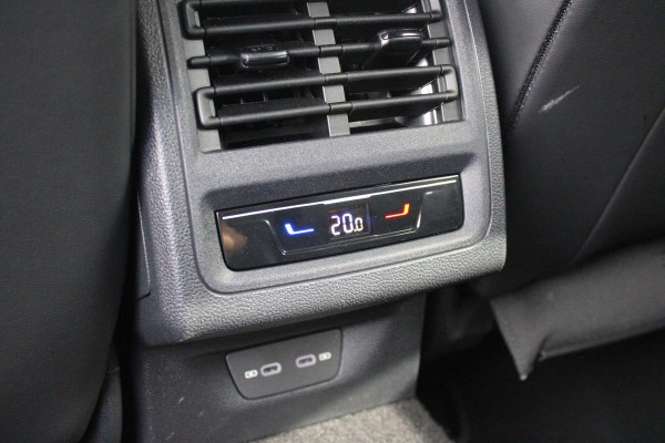 Volkswagen Golf 1.5 eTSI 150PK AUTOMAAT R-LINE EDITION 8.5! | NIEUW MODEL! | PANORAMISCH SCHUIF/KANTEL DAK | LICHTMETALEN VELGEN 18" "YORK" | 360˚ CAMERA | 3-ZONE AIRCONDITIONING INCL. AIRCARE | RIJASSISTENT PAKKET O.A. ADAPTIVE CRUISE CONTROL, LANE ASSIST, DODEHOEK DETECTIE | NAVIGATIE | HEAD UP DISPLAY | STOEL/STUUR VERWARMING | DESIGN PAKKET BLACK STYLE MET LED MATRIX KOPLAMPEN |