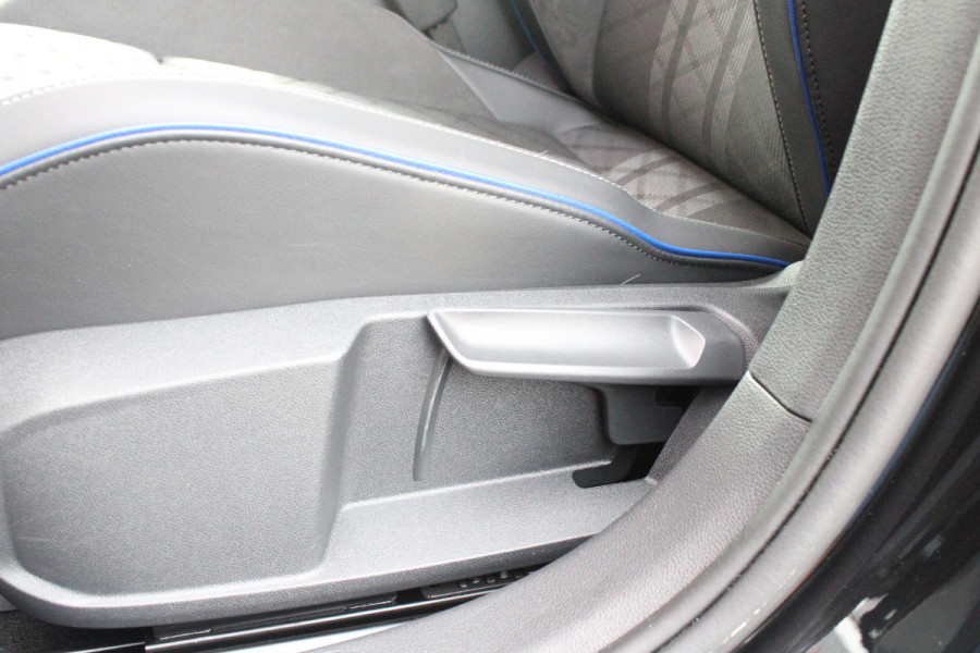 Volkswagen Golf 1.5 eTSI 150PK AUTOMAAT R-LINE EDITION 8.5! | NIEUW MODEL! | PANORAMISCH SCHUIF/KANTEL DAK | LICHTMETALEN VELGEN 18" "YORK" | 360˚ CAMERA | 3-ZONE AIRCONDITIONING INCL. AIRCARE | RIJASSISTENT PAKKET O.A. ADAPTIVE CRUISE CONTROL, LANE ASSIST, DODEHOEK DETECTIE | NAVIGATIE | HEAD UP DISPLAY | STOEL/STUUR VERWARMING | DESIGN PAKKET BLACK STYLE MET LED MATRIX KOPLAMPEN |
