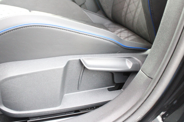Volkswagen Golf 1.5 eTSI 150PK AUTOMAAT R-LINE EDITION 8.5! | NIEUW MODEL! | PANORAMISCH SCHUIF/KANTEL DAK | LICHTMETALEN VELGEN 18" "YORK" | 360˚ CAMERA | 3-ZONE AIRCONDITIONING INCL. AIRCARE | RIJASSISTENT PAKKET O.A. ADAPTIVE CRUISE CONTROL, LANE ASSIST, DODEHOEK DETECTIE | NAVIGATIE | HEAD UP DISPLAY | STOEL/STUUR VERWARMING | DESIGN PAKKET BLACK STYLE MET LED MATRIX KOPLAMPEN |