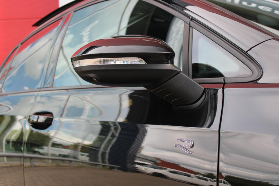 Volkswagen Golf 1.5 eTSI 150PK AUTOMAAT R-LINE EDITION 8.5! | NIEUW MODEL! | PANORAMISCH SCHUIF/KANTEL DAK | LICHTMETALEN VELGEN 18" "YORK" | 360˚ CAMERA | 3-ZONE AIRCONDITIONING INCL. AIRCARE | RIJASSISTENT PAKKET O.A. ADAPTIVE CRUISE CONTROL, LANE ASSIST, DODEHOEK DETECTIE | NAVIGATIE | HEAD UP DISPLAY | STOEL/STUUR VERWARMING | DESIGN PAKKET BLACK STYLE MET LED MATRIX KOPLAMPEN |