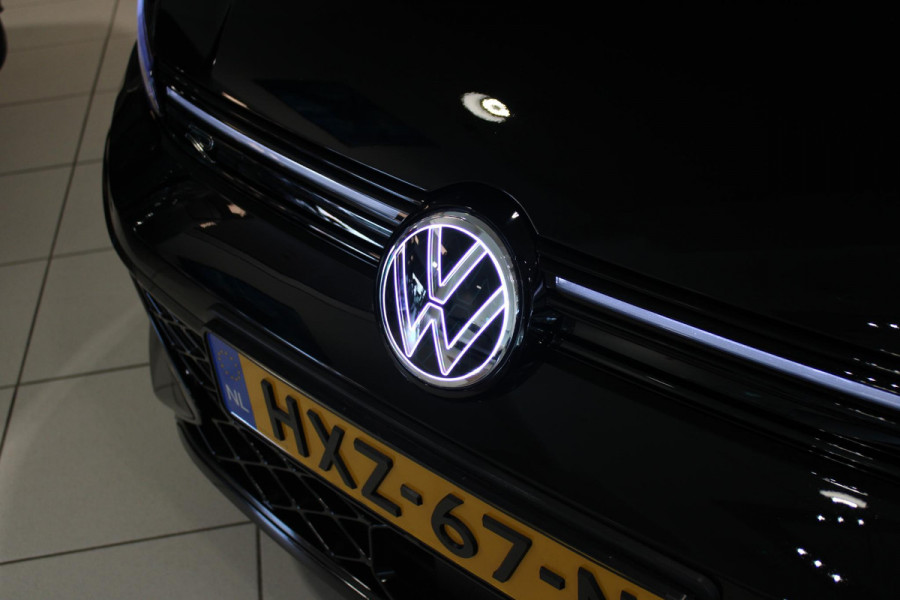 Volkswagen Golf 1.5 eTSI 150PK AUTOMAAT R-LINE EDITION 8.5! | NIEUW MODEL! | PANORAMISCH SCHUIF/KANTEL DAK | LICHTMETALEN VELGEN 18" "YORK" | 360˚ CAMERA | 3-ZONE AIRCONDITIONING INCL. AIRCARE | RIJASSISTENT PAKKET O.A. ADAPTIVE CRUISE CONTROL, LANE ASSIST, DODEHOEK DETECTIE | NAVIGATIE | HEAD UP DISPLAY | STOEL/STUUR VERWARMING | DESIGN PAKKET BLACK STYLE MET LED MATRIX KOPLAMPEN |