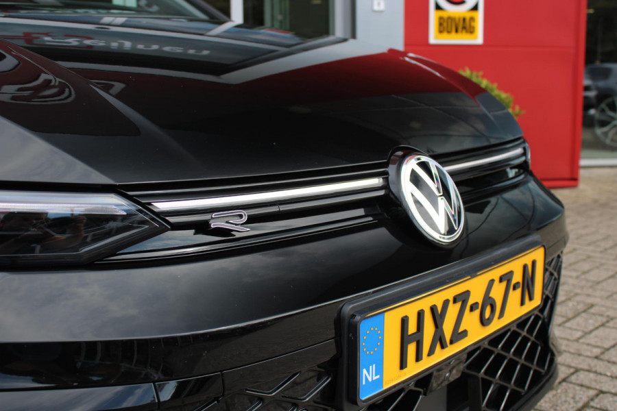 Volkswagen Golf 1.5 eTSI 150PK AUTOMAAT R-LINE EDITION 8.5! | NIEUW MODEL! | PANORAMISCH SCHUIF/KANTEL DAK | LICHTMETALEN VELGEN 18" "YORK" | 360˚ CAMERA | 3-ZONE AIRCONDITIONING INCL. AIRCARE | RIJASSISTENT PAKKET O.A. ADAPTIVE CRUISE CONTROL, LANE ASSIST, DODEHOEK DETECTIE | NAVIGATIE | HEAD UP DISPLAY | STOEL/STUUR VERWARMING | DESIGN PAKKET BLACK STYLE MET LED MATRIX KOPLAMPEN |