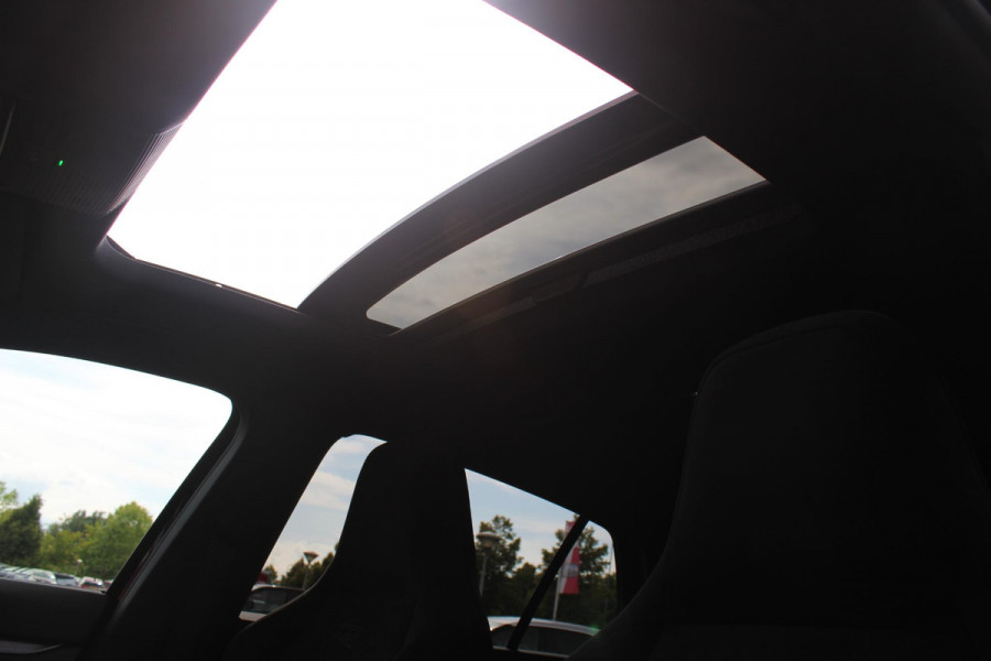 Volkswagen Golf 1.5 eTSI 150PK AUTOMAAT R-LINE EDITION 8.5! | NIEUW MODEL! | PANORAMISCH SCHUIF/KANTEL DAK | LICHTMETALEN VELGEN 18" "YORK" | 360˚ CAMERA | 3-ZONE AIRCONDITIONING INCL. AIRCARE | RIJASSISTENT PAKKET O.A. ADAPTIVE CRUISE CONTROL, LANE ASSIST, DODEHOEK DETECTIE | NAVIGATIE | HEAD UP DISPLAY | STOEL/STUUR VERWARMING | DESIGN PAKKET BLACK STYLE MET LED MATRIX KOPLAMPEN |