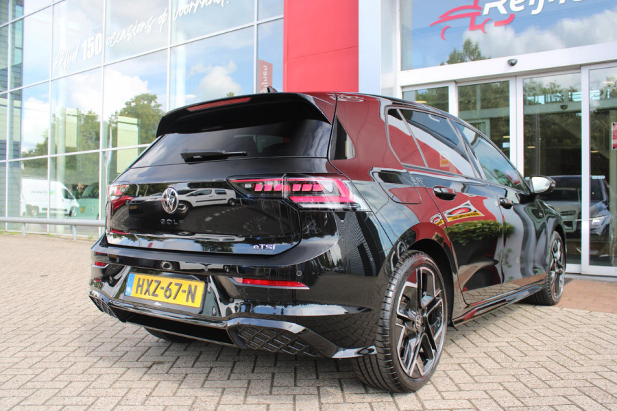 Volkswagen Golf 1.5 eTSI 150PK AUTOMAAT R-LINE EDITION 8.5! | NIEUW MODEL! | PANORAMISCH SCHUIF/KANTEL DAK | LICHTMETALEN VELGEN 18" "YORK" | 360˚ CAMERA | 3-ZONE AIRCONDITIONING INCL. AIRCARE | RIJASSISTENT PAKKET O.A. ADAPTIVE CRUISE CONTROL, LANE ASSIST, DODEHOEK DETECTIE | NAVIGATIE | HEAD UP DISPLAY | STOEL/STUUR VERWARMING | DESIGN PAKKET BLACK STYLE MET LED MATRIX KOPLAMPEN |