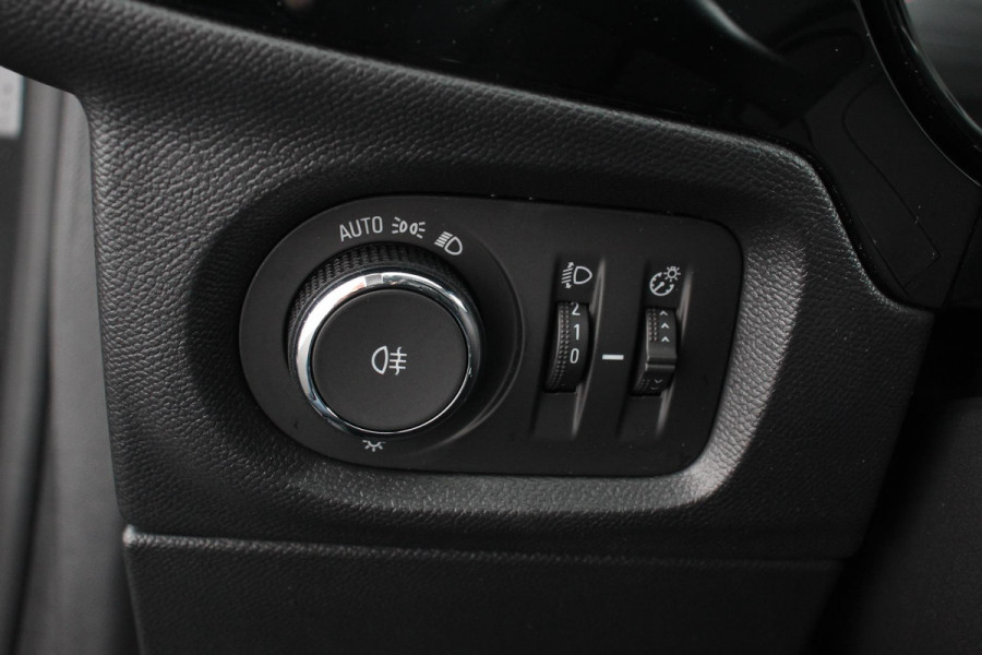 Opel Corsa 1.2 Automaat Edition Navigatie Apple Carplay/Android Auto Parkeersensor achter Camera Stoel- en stuurverwarming Cruise Control