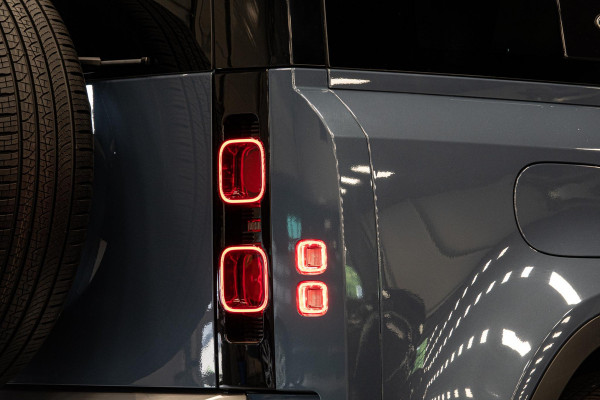 Land Rover Defender 110 2.0 P400e 110 SE *Meridian / Luchtvering / Panorama / Surround-view / Memory *