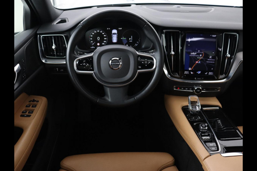 Volvo V60 2.0 T8 Recharge AWD Inscription | Panoramadak | Head-Up | Leder | Harman/Kardon | Trekhaak | Stoelverwarming | 360 Camera | Adaptive cruise | Carplay | Navigatie