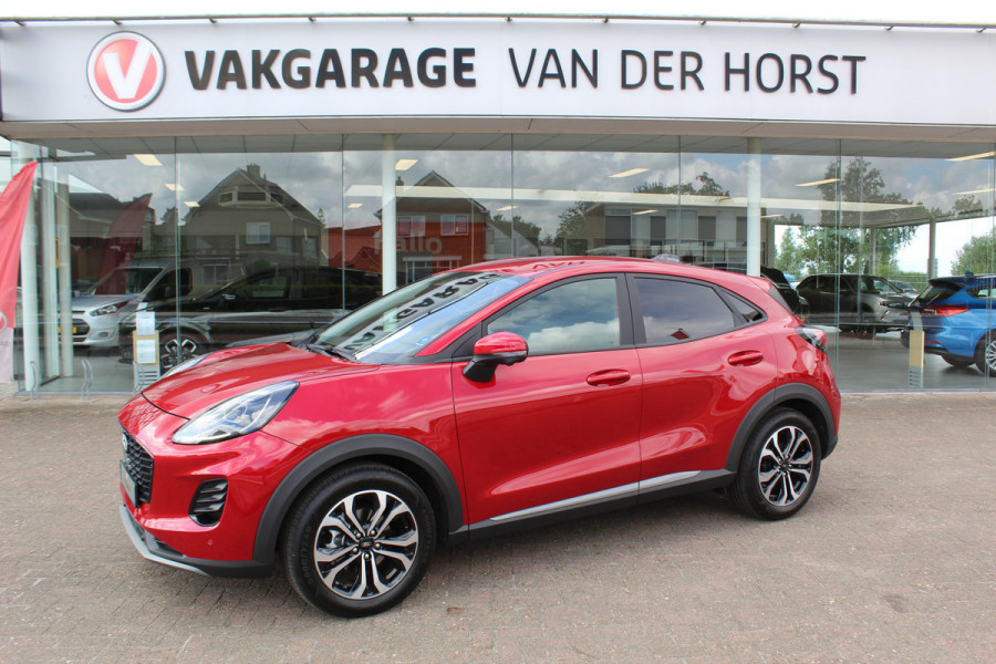 Ford Puma 1.0 125 pk EcoBoost Hybrid Titanium. Nieuw Model ! Erg fijn rijdende comfortabele hoogzitter ! Slechts 5.750km ! Fab.Gar. t/m 31-01-2029 ! Stoel-, stuur- en voorraamverwarming, Side- en laneassist, Camera rondom, Metallic lak, Navigatie, Telefoonvoorb. etc