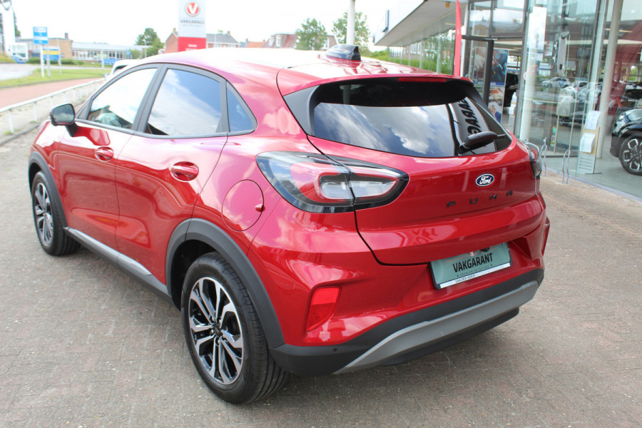 Ford Puma 1.0 125 pk EcoBoost Hybrid Titanium. Nieuw Model ! Erg fijn rijdende comfortabele hoogzitter ! Slechts 5.750km ! Fab.Gar. t/m 31-01-2029 ! Stoel-, stuur- en voorraamverwarming, Side- en laneassist, Camera rondom, Metallic lak, Navigatie, Telefoonvoorb. etc