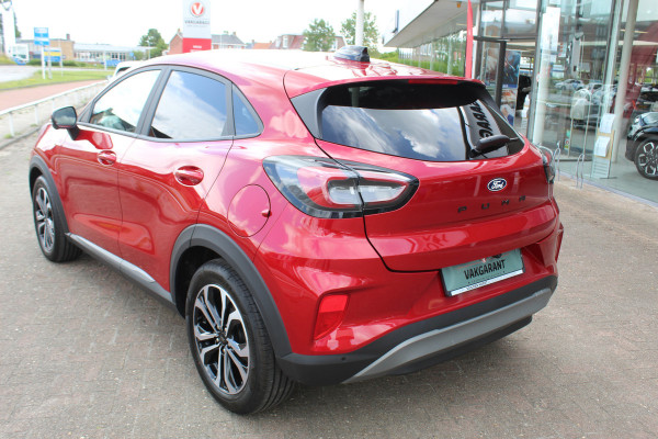 Ford Puma 1.0 125 pk EcoBoost Hybrid Titanium. Nieuw Model ! Erg fijn rijdende comfortabele hoogzitter ! Slechts 5.750km ! Fab.Gar. t/m 31-01-2029 ! Stoel-, stuur- en voorraamverwarming, Side- en laneassist, Camera rondom, Metallic lak, Navigatie, Telefoonvoorb. etc