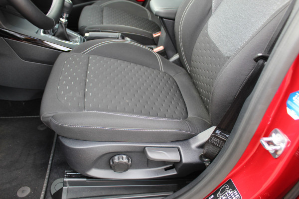 Ford Puma 1.0 125 pk EcoBoost Hybrid Titanium. Nieuw Model ! Erg fijn rijdende comfortabele hoogzitter ! Slechts 5.750km ! Fab.Gar. t/m 31-01-2029 ! Stoel-, stuur- en voorraamverwarming, Side- en laneassist, Camera rondom, Metallic lak, Navigatie, Telefoonvoorb. etc