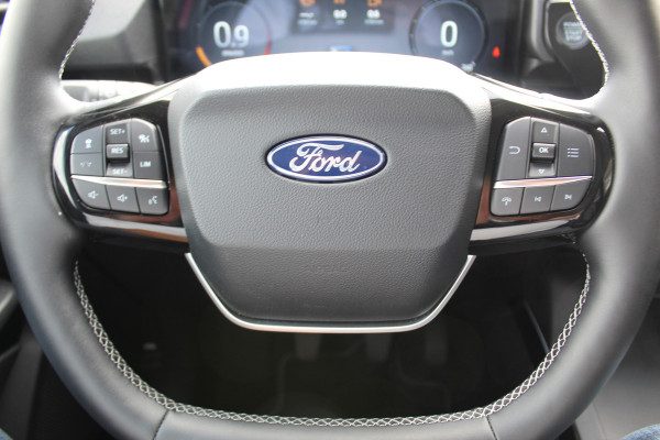 Ford Puma 1.0 125 pk EcoBoost Hybrid Titanium. Nieuw Model ! Erg fijn rijdende comfortabele hoogzitter ! Slechts 5.750km ! Fab.Gar. t/m 31-01-2029 ! Stoel-, stuur- en voorraamverwarming, Side- en laneassist, Camera rondom, Metallic lak, Navigatie, Telefoonvoorb. etc