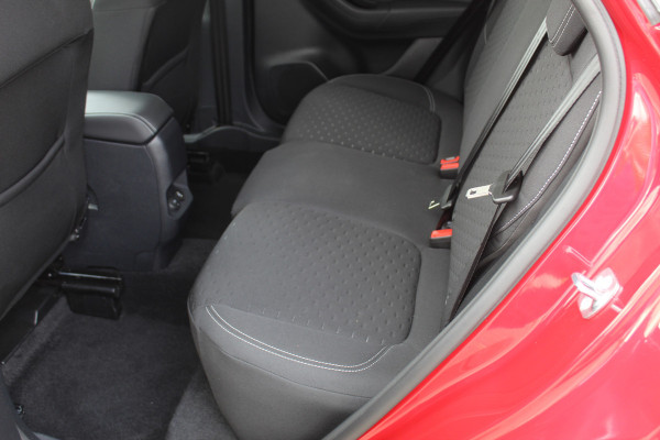 Ford Puma 1.0 125 pk EcoBoost Hybrid Titanium. Nieuw Model ! Erg fijn rijdende comfortabele hoogzitter ! Slechts 5.750km ! Fab.Gar. t/m 31-01-2029 ! Stoel-, stuur- en voorraamverwarming, Side- en laneassist, Camera rondom, Metallic lak, Navigatie, Telefoonvoorb. etc