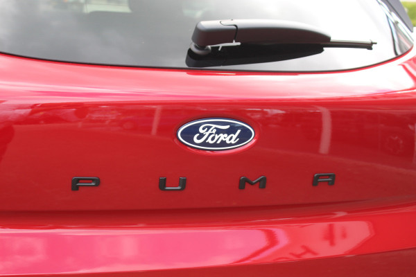 Ford Puma 1.0 125 pk EcoBoost Hybrid Titanium. Nieuw Model ! Erg fijn rijdende comfortabele hoogzitter ! Slechts 5.750km ! Fab.Gar. t/m 31-01-2029 ! Stoel-, stuur- en voorraamverwarming, Side- en laneassist, Camera rondom, Metallic lak, Navigatie, Telefoonvoorb. etc
