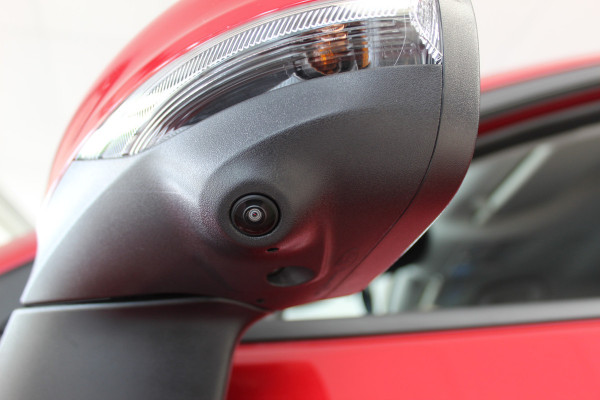 Ford Puma 1.0 125 pk EcoBoost Hybrid Titanium. Nieuw Model ! Erg fijn rijdende comfortabele hoogzitter ! Slechts 5.750km ! Fab.Gar. t/m 31-01-2029 ! Stoel-, stuur- en voorraamverwarming, Side- en laneassist, Camera rondom, Metallic lak, Navigatie, Telefoonvoorb. etc