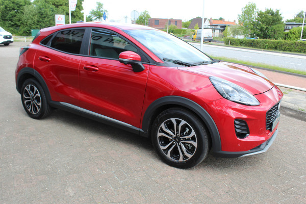 Ford Puma 1.0 125 pk EcoBoost Hybrid Titanium. Nieuw Model ! Erg fijn rijdende comfortabele hoogzitter ! Slechts 5.750km ! Fab.Gar. t/m 31-01-2029 ! Stoel-, stuur- en voorraamverwarming, Side- en laneassist, Camera rondom, Metallic lak, Navigatie, Telefoonvoorb. etc