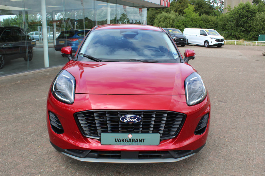Ford Puma 1.0 125 pk EcoBoost Hybrid Titanium. Nieuw Model ! Erg fijn rijdende comfortabele hoogzitter ! Slechts 5.750km ! Fab.Gar. t/m 31-01-2029 ! Stoel-, stuur- en voorraamverwarming, Side- en laneassist, Camera rondom, Metallic lak, Navigatie, Telefoonvoorb. etc