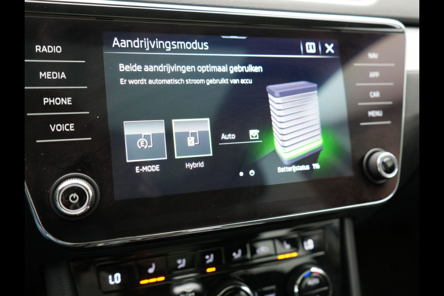 Škoda Superb Combi 1.4 TSI iV Business Edition Plus Plug In Hybrid 218pk Dealer O.H PHEV | Trekhaak Af Fabriek | Panodak | Cruise Control | Camera | Sportstoelen Verwarmd | Crystal LED | Apple Carplay | Navigatie | DAB |