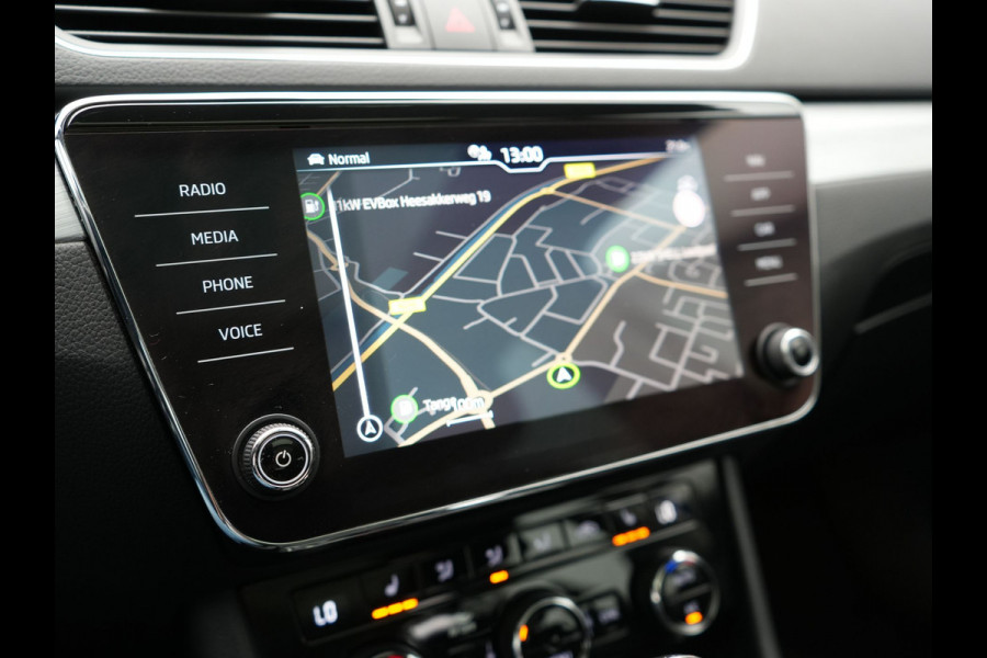 Škoda Superb Combi 1.4 TSI iV Business Edition Plus Plug In Hybrid 218pk Dealer O.H PHEV | Trekhaak Af Fabriek | Panodak | Cruise Control | Camera | Sportstoelen Verwarmd | Crystal LED | Apple Carplay | Navigatie | DAB |