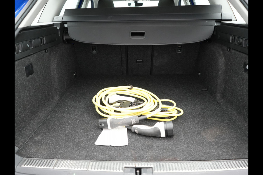 Škoda Superb Combi 1.4 TSI iV Business Edition Plus Plug In Hybrid 218pk Dealer O.H PHEV | Trekhaak Af Fabriek | Panodak | Cruise Control | Camera | Sportstoelen Verwarmd | Crystal LED | Apple Carplay | Navigatie | DAB |