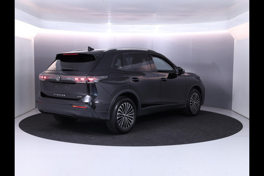Volkswagen Tiguan 1.4 TSI eHybrid R-Line Business+ 245 pk Automaat (DSG) | Navigatie | Elektr. trekhaak | Parkeersensoren (Park assist) | Rondomzicht camera | Black Style pakket | R-Line |