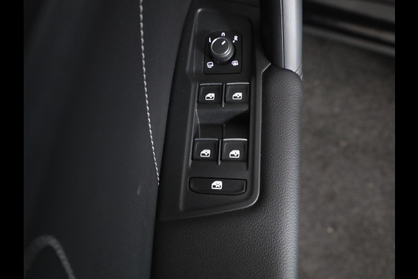 Volkswagen Tiguan 1.4 TSI eHybrid R-Line Business+ 245 pk Automaat (DSG) | Navigatie | Elektr. trekhaak | Parkeersensoren (Park assist) | Rondomzicht camera | Black Style pakket | R-Line |