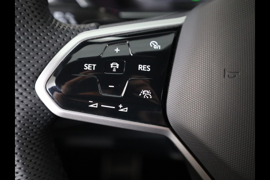 Volkswagen Tiguan 1.4 TSI eHybrid R-Line Business+ 245 pk Automaat (DSG) | Navigatie | Elektr. trekhaak | Parkeersensoren (Park assist) | Rondomzicht camera | Black Style pakket | R-Line |