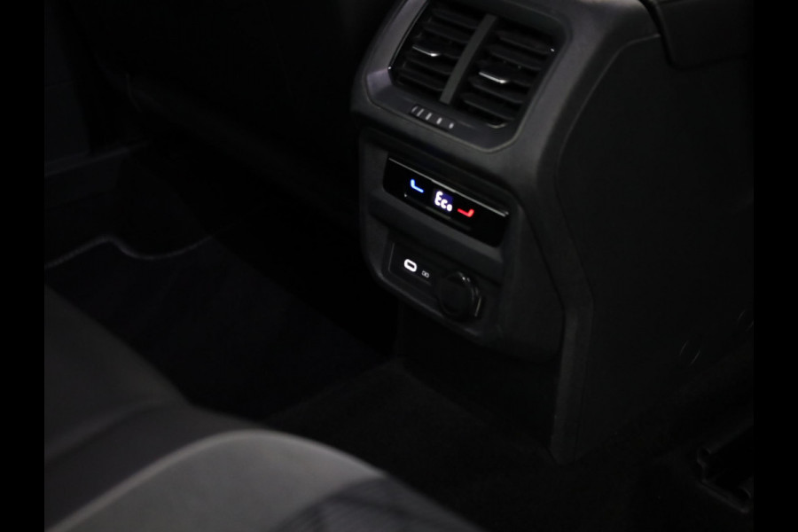 Volkswagen Tiguan 1.4 TSI eHybrid R-Line Business+ 245 pk Automaat (DSG) | Navigatie | Elektr. trekhaak | Parkeersensoren (Park assist) | Rondomzicht camera | Black Style pakket | R-Line |
