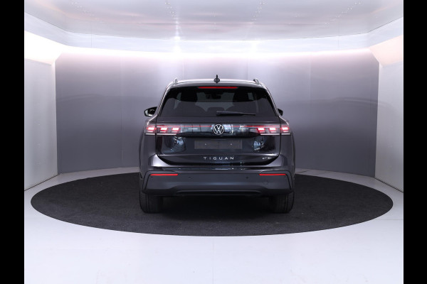 Volkswagen Tiguan 1.4 TSI eHybrid R-Line Business+ 245 pk Automaat (DSG) | Navigatie | Elektr. trekhaak | Parkeersensoren (Park assist) | Rondomzicht camera | Black Style pakket | R-Line |