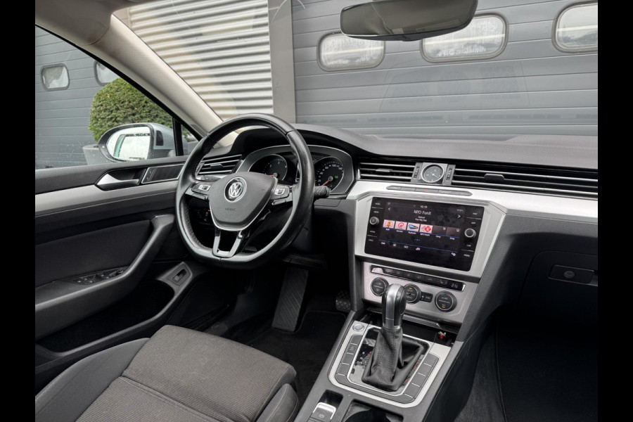 Volkswagen Passat Variant 2.0 TDI Highline Business R | Navigatie | Camera | DAB | Trekhaak |