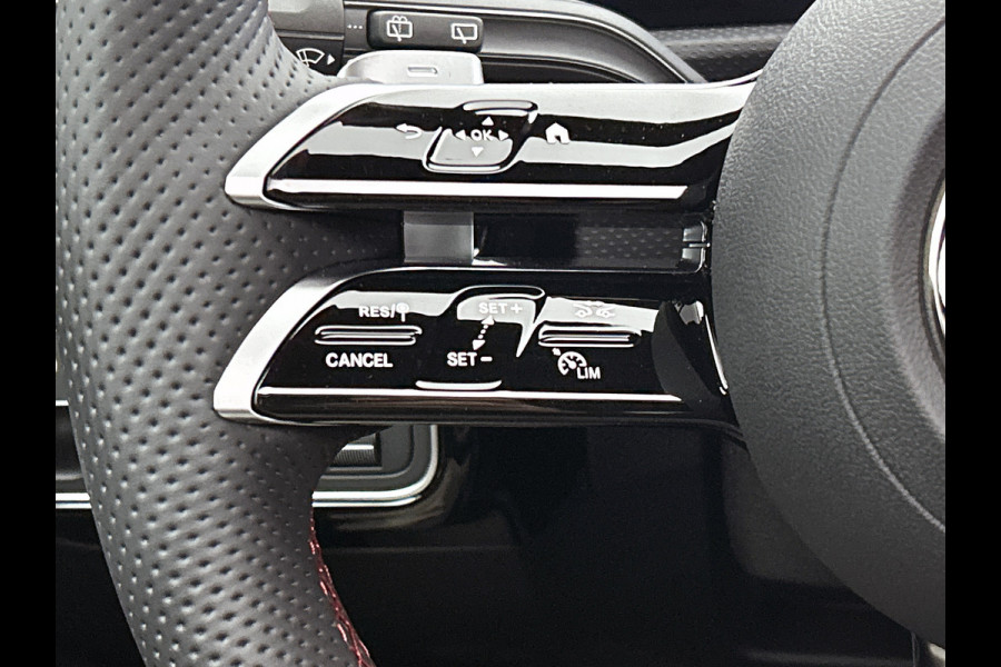 Mercedes-Benz A-Klasse 180 Business Solution AMG | Nightpakket | Parkeerpakket met achteruitrijcamera | KEYLESS GO | Sfeerverlichting | MULTIBEAM LED | Extra USB-poorten | Verwarmde stoelen vooraan | Spiegelpakket |