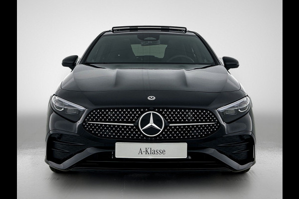 Mercedes-Benz A-Klasse 180 Business Solution AMG | Nightpakket | Parkeerpakket met achteruitrijcamera | KEYLESS GO | Sfeerverlichting | MULTIBEAM LED | Extra USB-poorten | Verwarmde stoelen vooraan | Spiegelpakket |