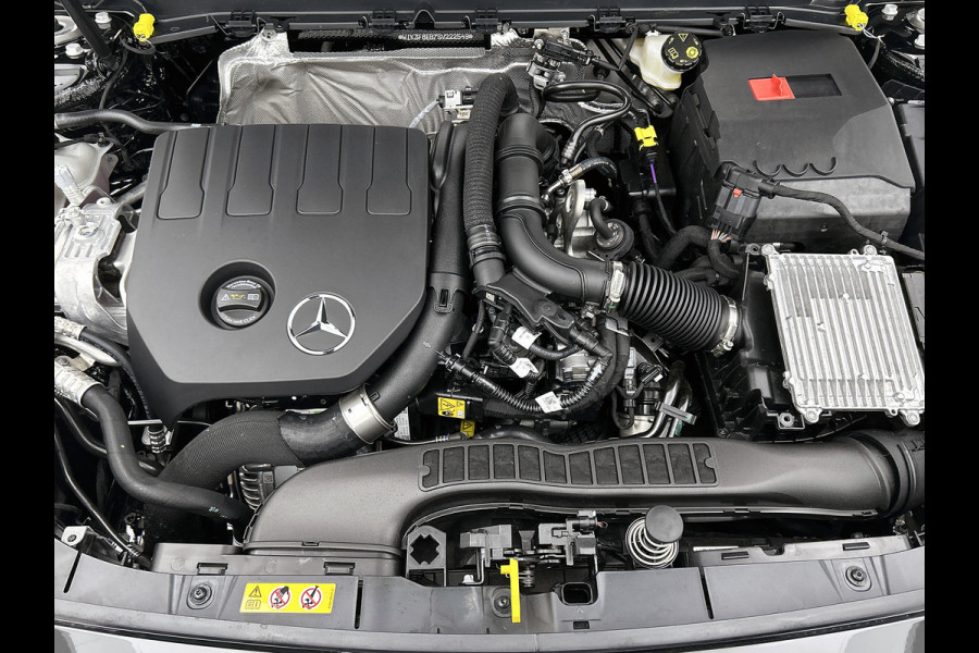 Mercedes-Benz A-Klasse 180 Business Solution AMG | Nightpakket | Parkeerpakket met achteruitrijcamera | KEYLESS GO | Sfeerverlichting | MULTIBEAM LED | Extra USB-poorten | Verwarmde stoelen vooraan | Spiegelpakket |