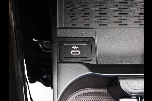 Mercedes-Benz A-Klasse 180 Business Solution AMG | Nightpakket | Parkeerpakket met achteruitrijcamera | KEYLESS GO | Sfeerverlichting | MULTIBEAM LED | Extra USB-poorten | Verwarmde stoelen vooraan | Spiegelpakket |