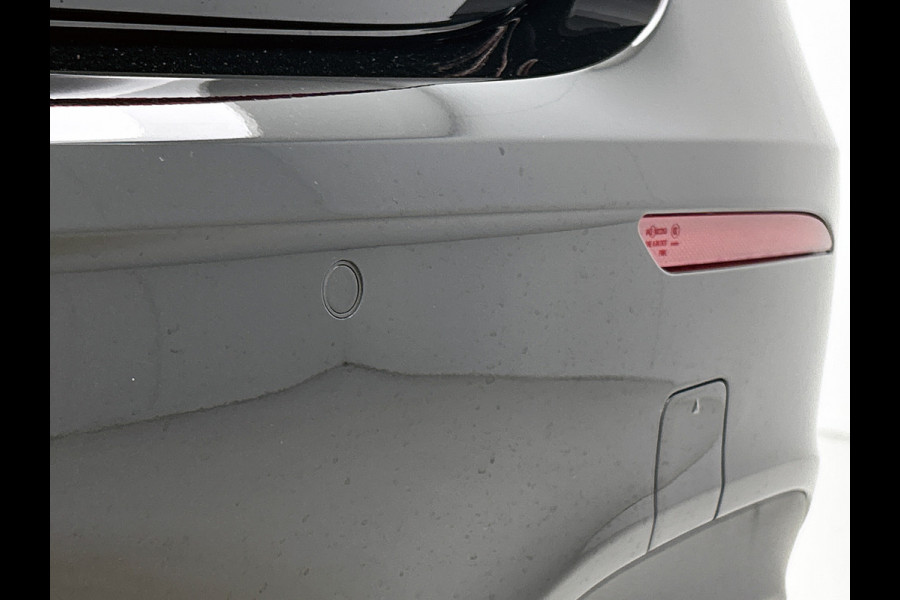 Mercedes-Benz A-Klasse 180 Business Solution AMG | Nightpakket | Parkeerpakket met achteruitrijcamera | KEYLESS GO | Sfeerverlichting | MULTIBEAM LED | Extra USB-poorten | Verwarmde stoelen vooraan | Spiegelpakket |