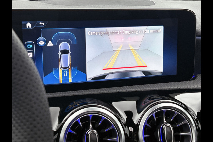 Mercedes-Benz A-Klasse 180 Business Solution AMG | Nightpakket | Parkeerpakket met achteruitrijcamera | KEYLESS GO | Sfeerverlichting | MULTIBEAM LED | Extra USB-poorten | Verwarmde stoelen vooraan | Spiegelpakket |