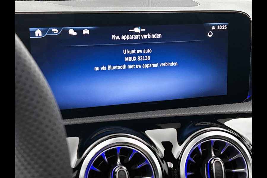 Mercedes-Benz A-Klasse 180 Business Solution AMG | Nightpakket | Parkeerpakket met achteruitrijcamera | KEYLESS GO | Sfeerverlichting | MULTIBEAM LED | Extra USB-poorten | Verwarmde stoelen vooraan | Spiegelpakket |